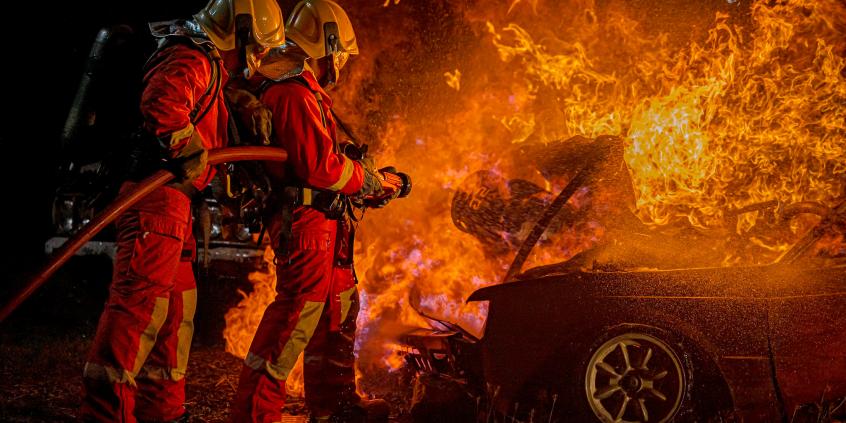 Samochody spalinowe palą się częściej niż elektryczne. Raport PSNM obala popularny mit