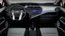 Toyota Prius C - pełny panel przedni