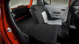 Toyota Prius C - tylna kanapa złożona, widok z boku