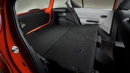 Toyota Prius C - tylna kanapa złożona, widok z boku