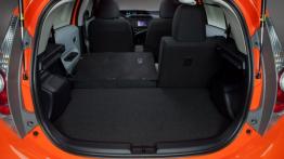 Toyota Prius C - tylna kanapa złożona, widok z bagażnika