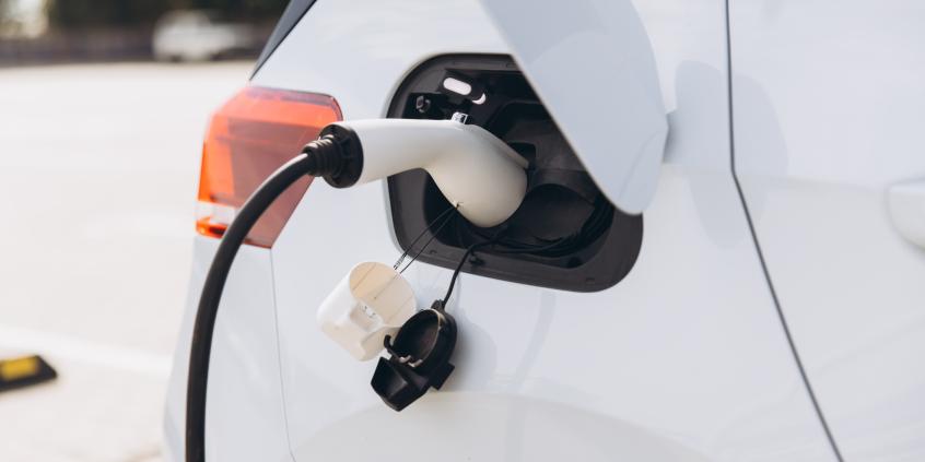 Hybrydy plug-in miały być oszczędne. W rzeczywistości emitują prawie 6 razy więcej CO2