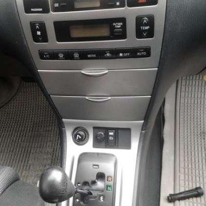 Naprawa schowka w panelu głównym deski rozdzielczej Toyoty Corolli E12