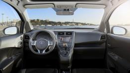 Toyota Verso S - pełny panel przedni