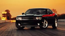 Dodge Challenger R/T - przód - reflektory włączone