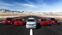 Dodge Challenger R/T - przód - reflektory włączone