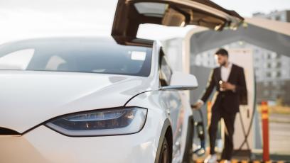 Tesla może stracić homologację w Europie? Burza wokół FSD i decyzji UE