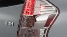 Toyota Prius V - prawy tylny reflektor - włączony