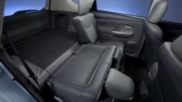 Toyota Prius V - tylna kanapa złożona, widok z boku