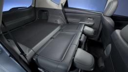 Toyota Prius V - tylna kanapa złożona, widok z boku