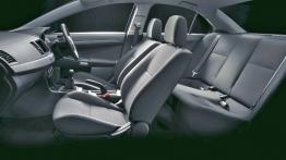 Mitsubishi Lancer EVO X - widok ogólny wnętrza z przodu