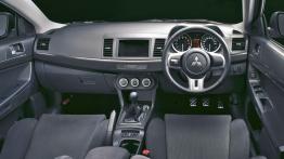 Mitsubishi Lancer EVO X - widok ogólny wnętrza z przodu