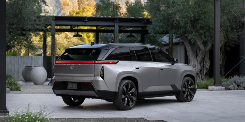 Toyota Highlander przechodzi na prąd i rzuca wyzwanie Kii EV9