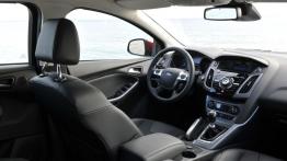 Ford Focus Hatchback 2010 - widok ogólny wnętrza z przodu