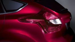 Ford Focus 2010 - lewy tylny reflektor - włączony