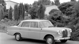 Mercedes W110 - widok z przodu