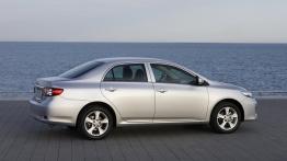 Toyota Corolla Sedan 2010 - prawy bok