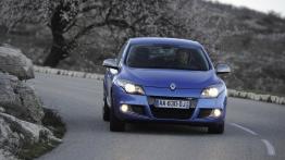 Renault Megane GT 2010 - przód - reflektory włączone
