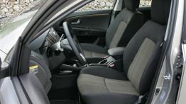 Kia Ceed Kombi 2010 - widok ogólny wnętrza z przodu