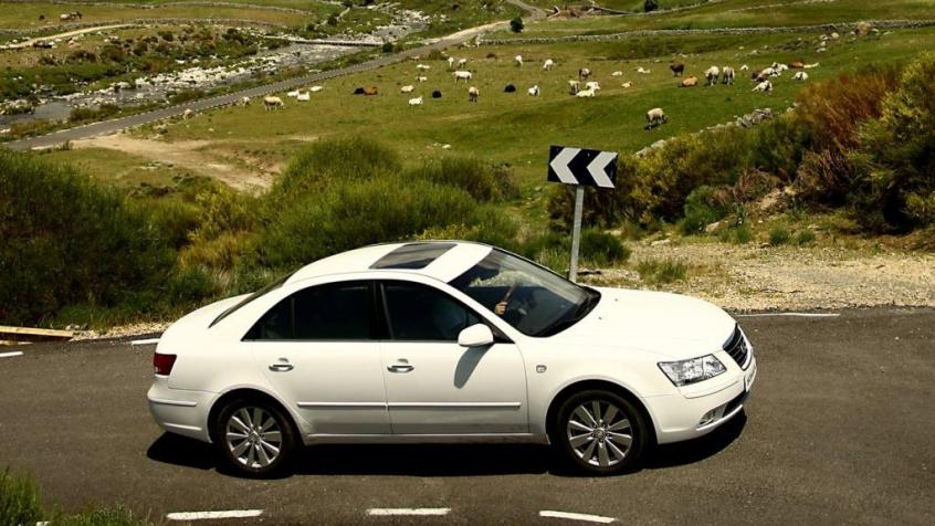 Hyundai Sonata IV Sedan Facelifting 2.4 DOHC 174KM 128kW 2008-2009