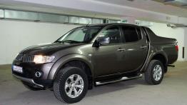 Elegant w gumowcach - Mitsubishi L200