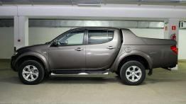 Elegant w gumowcach - Mitsubishi L200