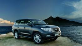 Toyota Land Cruiser 200 - widok z przodu