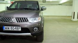 Elegant w gumowcach - Mitsubishi L200