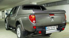 Elegant w gumowcach - Mitsubishi L200