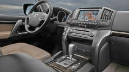 Toyota Land Cruiser 200 - kokpit