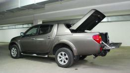 Elegant w gumowcach - Mitsubishi L200
