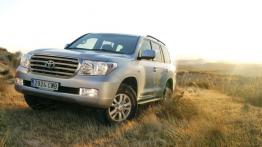 Toyota Land Cruiser 200 - widok z przodu