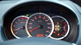 Elegant w gumowcach - Mitsubishi L200