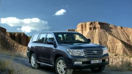 Toyota Land Cruiser 200 - widok z przodu