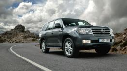Toyota Land Cruiser 200 - widok z przodu
