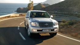 Toyota Land Cruiser 200 - widok z przodu