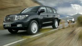 Toyota Land Cruiser 200 - widok z przodu