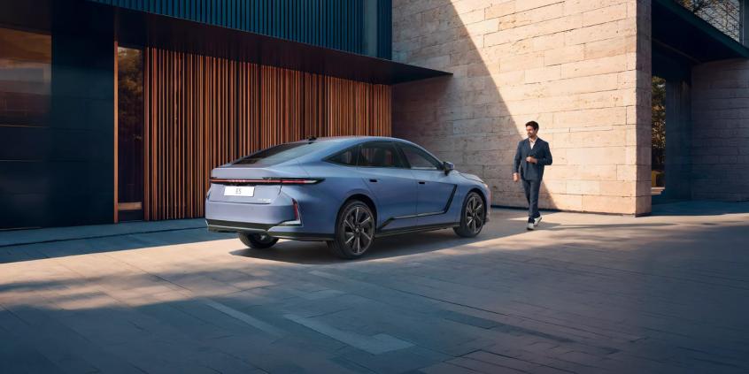 Nowy Lexus ES może namieszać w klasie premium. Nawet 343 KM i zasięg ponad 500 km