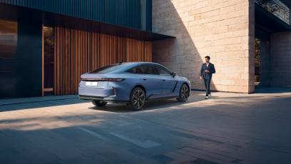Nowy Lexus ES może namieszać w klasie premium. Nawet 343 KM i zasięg ponad 500 km