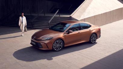 Toyota Camry tanieje o 42 tys. zł. Rocznik 2026 kosztuje teraz 149 800 zł