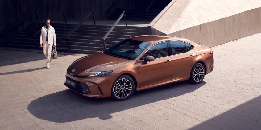 Toyota Camry tanieje o 42 tys. zł. Rocznik 2026 kosztuje teraz 149 800 zł