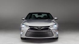 Toyota Camry XLE Facelifting (2015) - przód - reflektory włączone