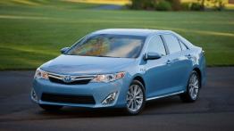 Toyota Camry Hybrid 2012 - przód - reflektory włączone