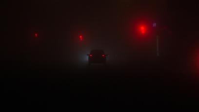 Światła przeciwmgielne – przepisy, kiedy używać i jaki grozi mandat? Pełny poradnik kierowcy 2025