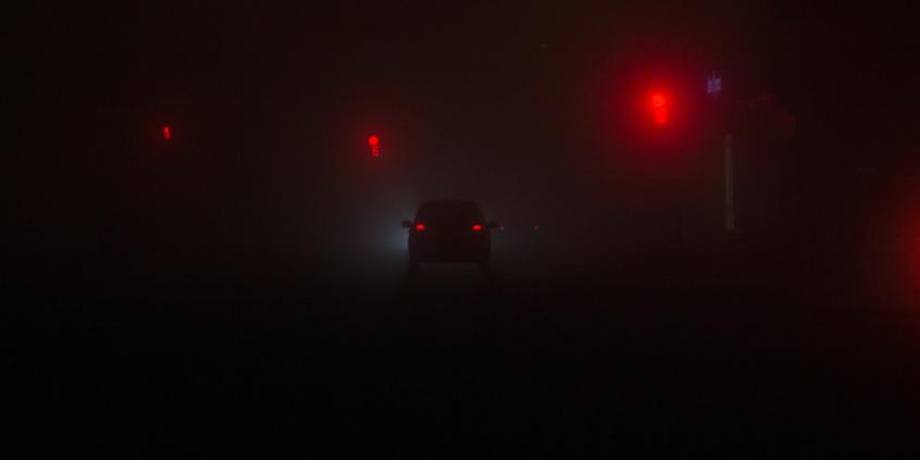Światła przeciwmgielne – przepisy, kiedy używać i jaki grozi mandat? Pełny poradnik kierowcy 2025