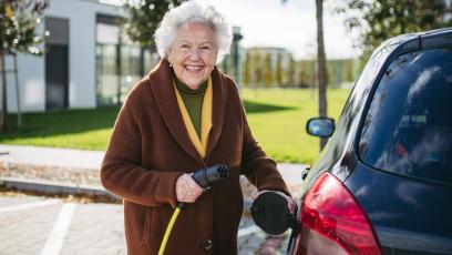 Samochód elektryczny dla seniora – wejście, widoczność, prostota ładowania: poradnik 2026