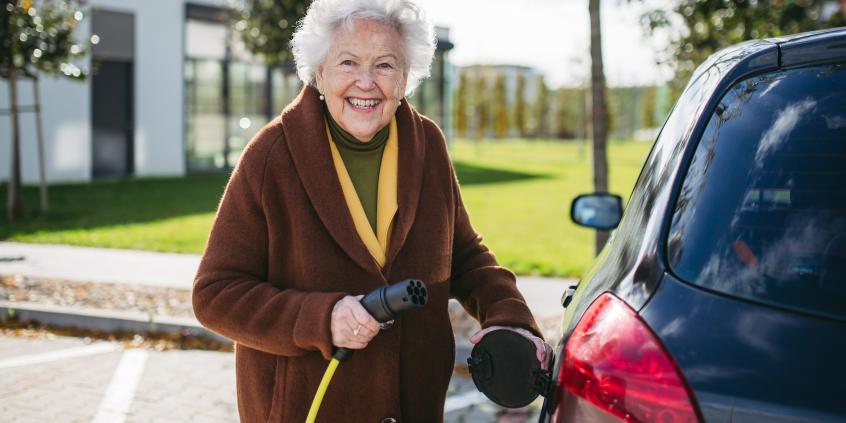 Samochód elektryczny dla seniora – wejście, widoczność, prostota ładowania: poradnik 2026