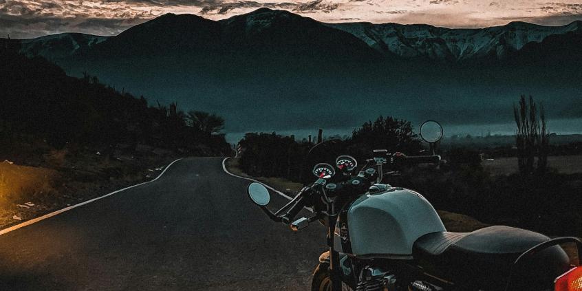 Ubezpieczenie motocykla zimą – jak oszczędzić i nie stracić ochrony? Poradnik 2025/2026