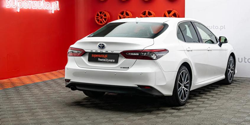 3-letnia Toyota Camry Hybrid Executive w cenie nowego Yarisa. Propozycja dla szukających świętego spokoju