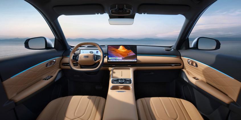 943 km na jednym tankowaniu i ładowaniu. Nowy SUV Geely już w Polsce